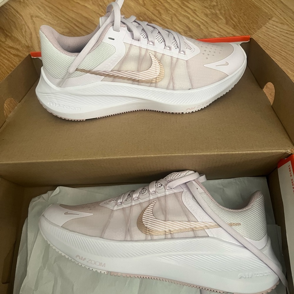 Brand new woman’s Nike shoes with box size 6.5 - Picture 1 of 4
